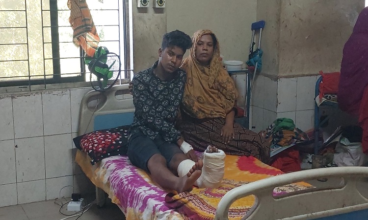 আন্দোলনে গুলিবিদ্ধ তালহার চিকিৎসা নিয়ে দুশ্চিন্তায় মা