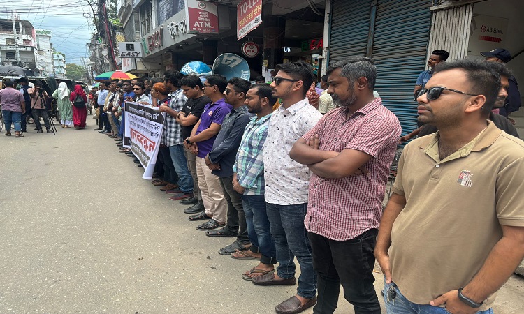 পাবনায় গণমাধ্যম কর্মীদের মানববন্ধন ও প্রতিবাদ সমাবেশ