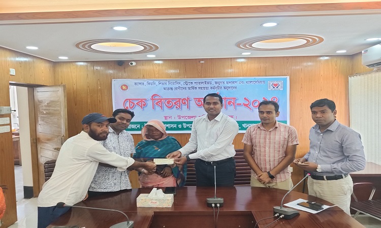 খানসামায় রোগীদের মাঝে আর্থিক অনুদানের চেক বিতরণ
