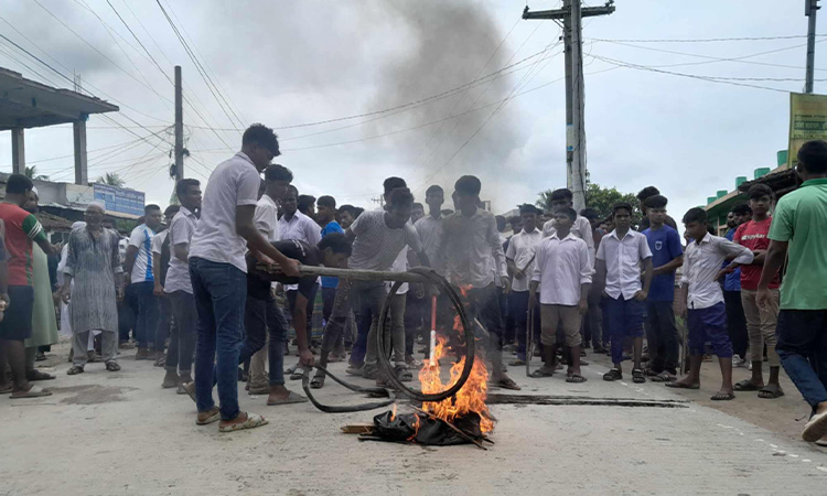 দৌলতপুরে প্রধান শিক্ষকের পদত্যাগের দাবিতে সড়ক অবরোধ