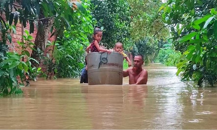 বন্যা পরিস্থিতির অবনতি, বিদ্যুৎ ও যোগাযোগ বিচ্ছিন্ন ফেনী