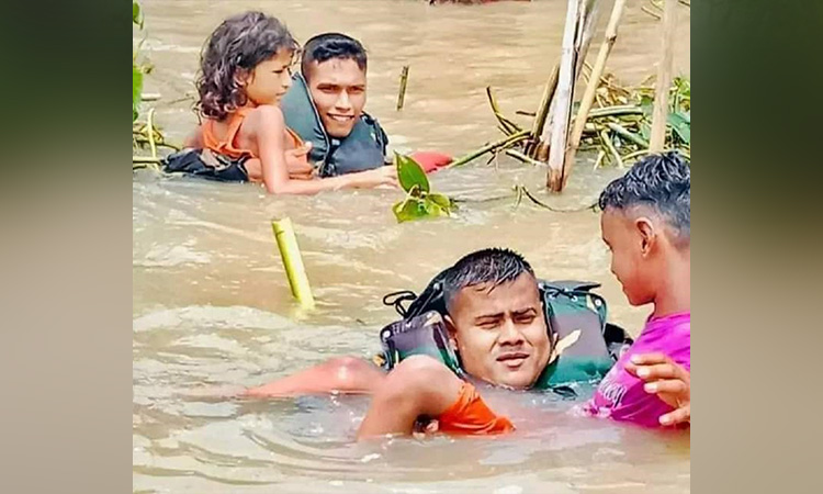 আকস্মিক বন্যায় ভোগান্তি চরমে, বিদ্যুৎহীন ৬ লাখ গ্রাহক