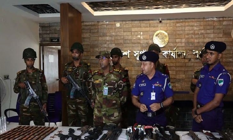 কুষ্টিয়ায় খোয়া যাওয়া অস্ত্র উদ্ধার, সেনাবাহিনীর হস্তান্তর