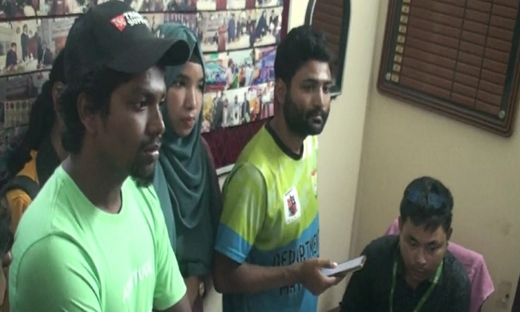 আট দফা দাবি নিয়ে নাটোর বিআরটিএ কার্যালয়ে শিক্ষার্থীরা