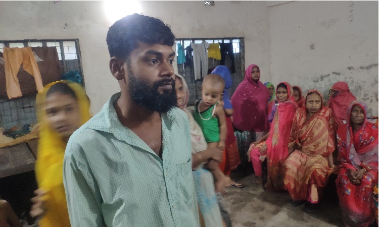 নোয়াখালীতে আশ্রয়কেন্দ্রে আশ্রয় নিচ্ছে মানুষ, চান সহযোগিতা