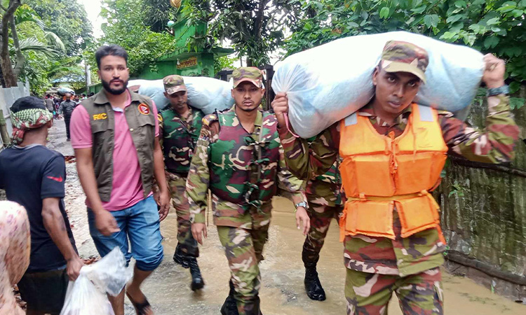 খাগড়াছড়িতে বন্যার্তদের পাশে দাঁড়িয়েছে সেনাবাহিনী
