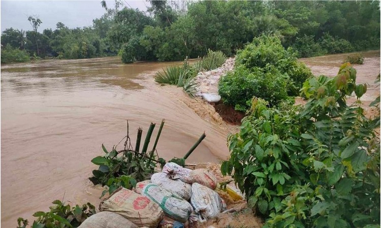 চট্টগ্রামে হালদা নদীর বাঁধ ভেঙে প্লাবিত লোকালয়
