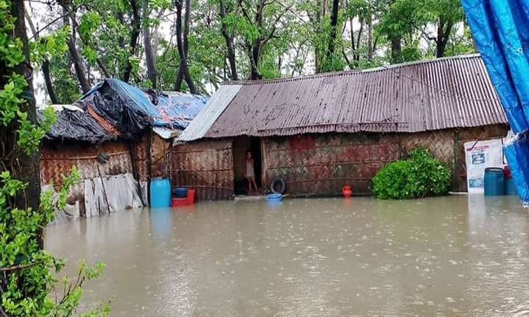 সতর্কীকরণ কেন্দ্র বলছে বৃষ্টি কমবে, আবহাওয়া অফিস বলছে বাড়বে