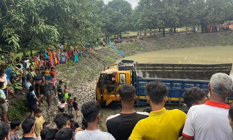 চাঁপাইনবাবগঞ্জে ট্রাক খাদে পড়ে ২ জন নিহত