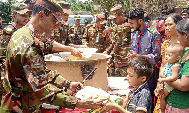 খাগড়াছড়িতে সেনাবাহিনীর খাবার বিতরণ অব্যাহত