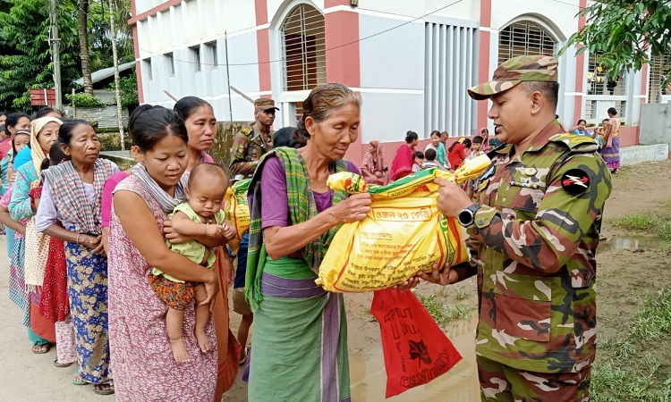 খাগড়াছড়ির বটতলীতে ক্ষতিগ্রস্তদের মাঝে সেনাবাহিনীর খাবার বিতরণ