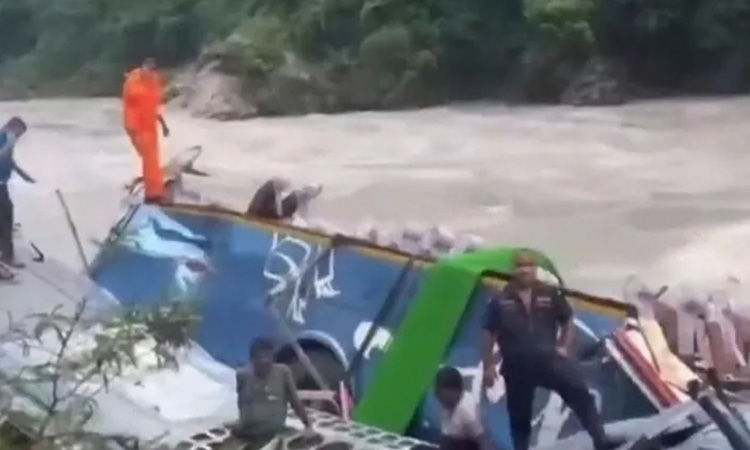 নেপালে যাত্রীবাহী বাস নদীতে পড়ে ১৪ ভারতীয় নিহত