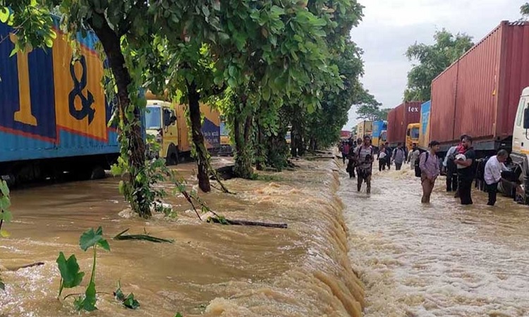 বন্যায় ঢাকা-চট্টগ্রাম মহাসড়ক পানির নিচে, ৪৫ কি.মি. যানজট