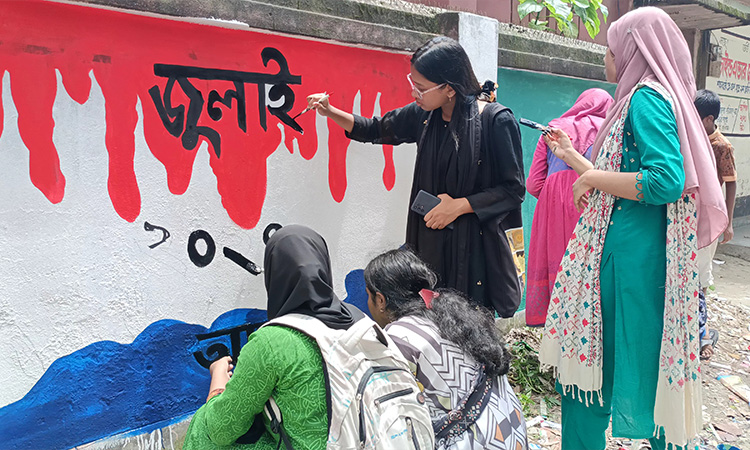 শিক্ষার্থীদের হাতের ছোঁয়ায় রঙিন হচ্ছে চিলমারী