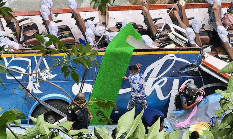 নেপালে ভারতীয় পুণ্যার্থীবাহী বাস দুর্ঘটনায় নিহত বেড়ে ৪১