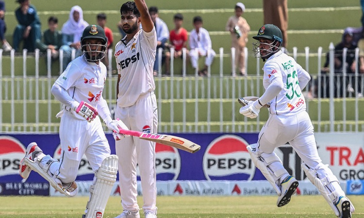 বাংলাদেশের লিড, ১৫০ রানে অপরাজিত মুশফিক