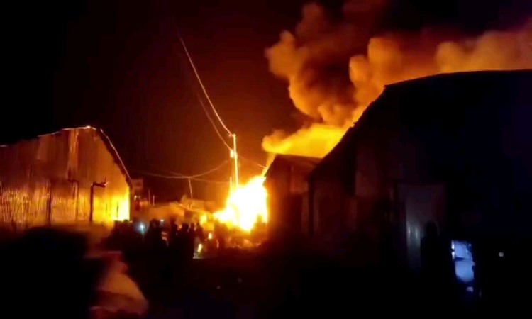 ১৫ ঝুটের গোডাউনে আগুন, সাড়ে তিন ঘণ্টার চেষ্টায় নিয়ন্ত্রণে