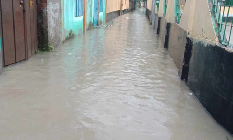 খুলনায় ভারী বৃষ্টিতে ডুবে গেছে রাস্তাঘাট, দুর্ভোগে নিম্নাঞ্চলের বাসিন্দারা