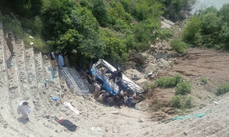 পাকিস্তানে বাস খাদে পড়ে নিহত ২০