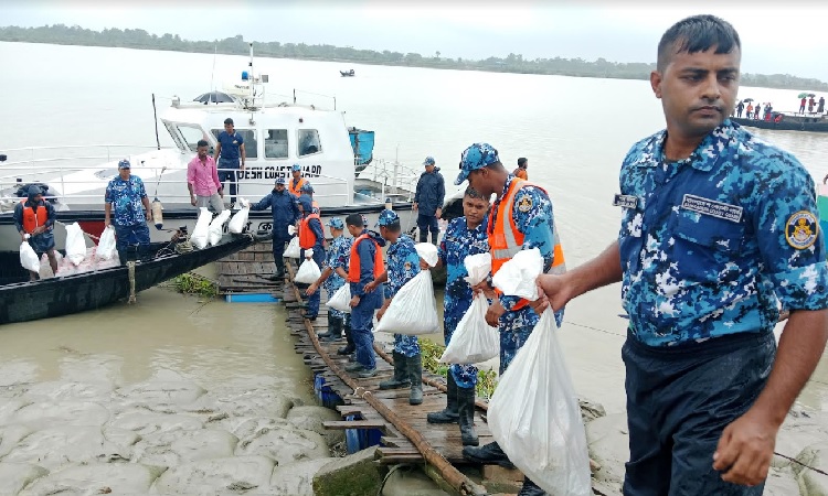 বন্যার্তদের মাঝে ত্রাণ সহায়তা কার্যক্রম পরিচালনা করছে কোস্ট গার্ড