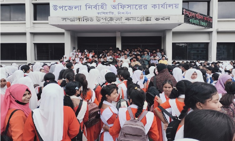 কালিহাতী উপজেলা পরিষদে তালা ঝুলিয়ে শিক্ষার্থীদের বিক্ষোভ