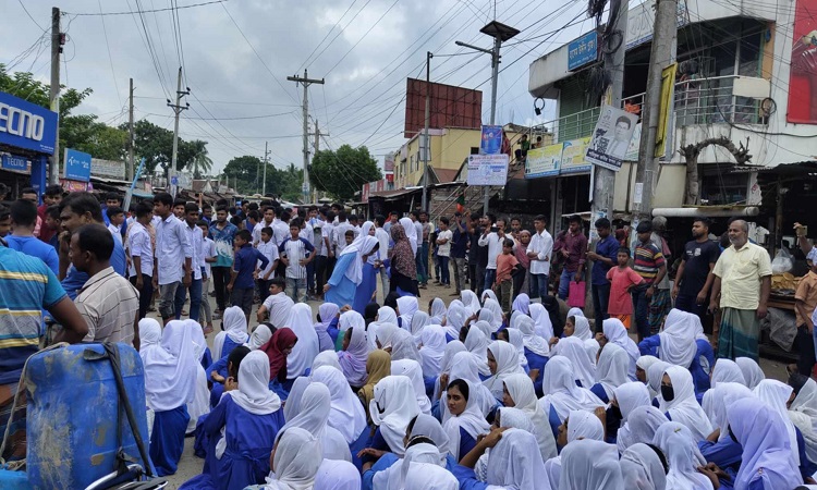 দৌলতপুরে প্রধান শিক্ষকের পদত্যাগের দাবিতে ফের সড়কে শিক্ষার্থীরা