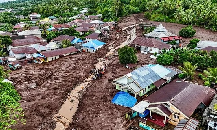 ইন্দোনেশিয়ায় বন্যায় নিহত ১৩, আহত ২