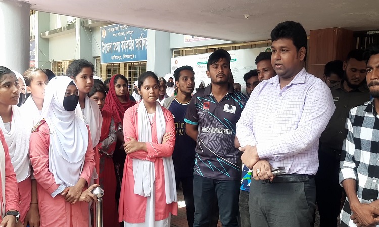 হিলিতে প্রধান শিক্ষকের পদত্যাগের দাবিতে শিক্ষার্থীদের বিক্ষোভ মিছিল