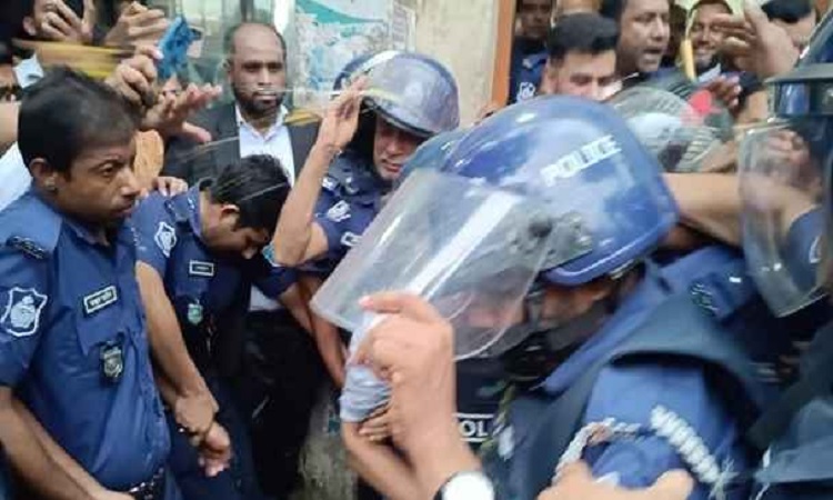 আদালতে নাজেহাল, দস্তগীর গাজীকে কিল-ঘুষি ও পচা ডিম নিক্ষেপ