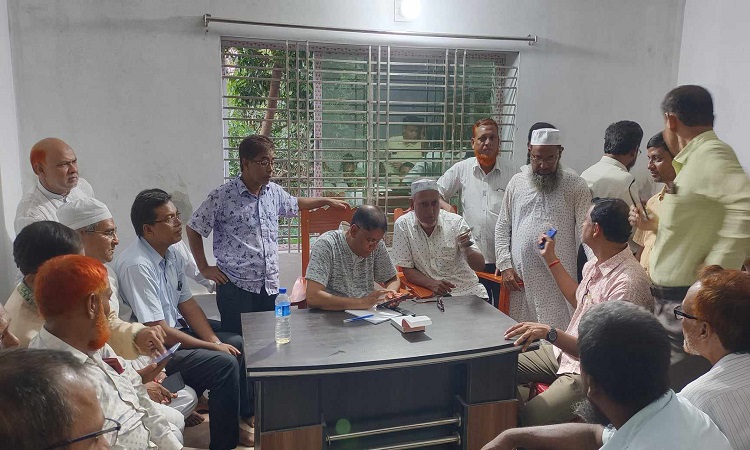 মান্দায় শিক্ষকের পদত্যাগের দাবিতে শিক্ষার্থীদের বিক্ষোভ