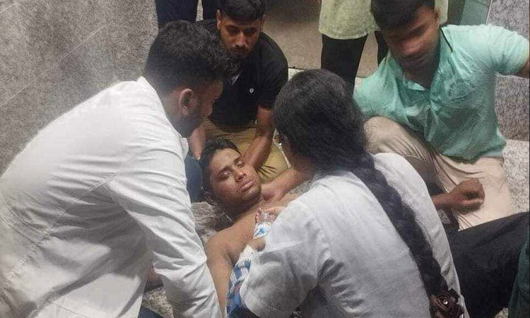 আহত হাসনাতকে দেখতে ঢামেকে উপদেষ্টা নাহিদ-আসিফ মাহমুদ