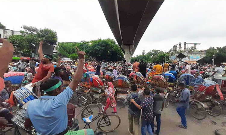 আনসারদের পর শাহবাগে সড়ক অবরোধ করে রিকশাচালকদের বিক্ষোভ