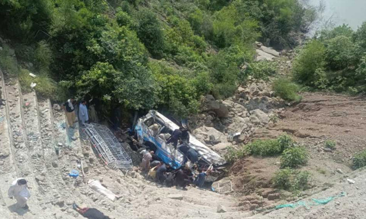 পাকিস্তানে পৃথক বাস দুর্ঘটনায় নিহত ৩৭