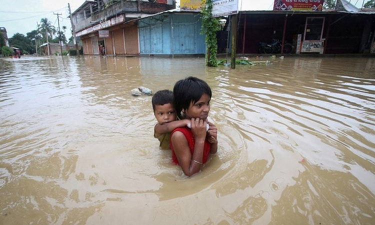 নৌকার অভাবে বন্যার্তদের ত্রাণ পৌঁছাতে সমস্যা, শিশু খাদ্যের চরম সংকট