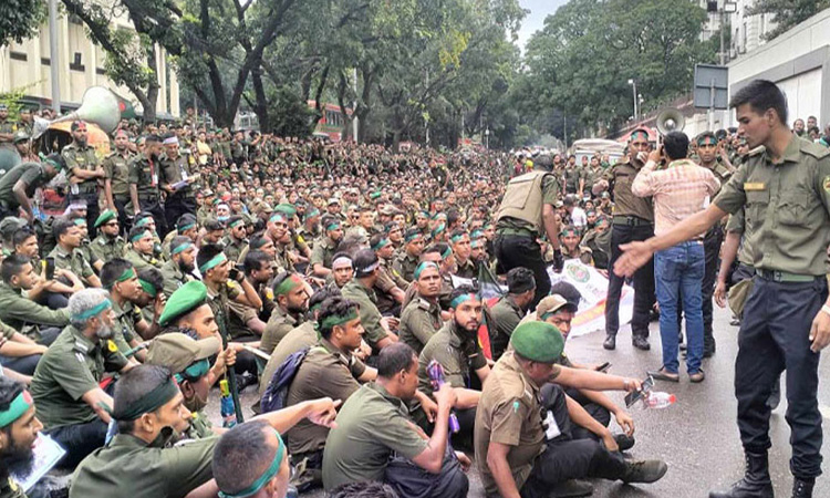 চার হাজার আনসারের বিরুদ্ধে মামলা
