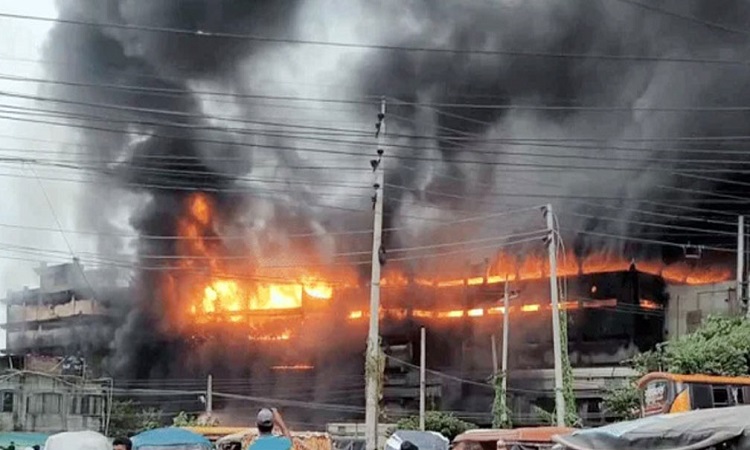 ১৭ ঘণ্টায়ও নিয়ন্ত্রণে আসেনি গাজী টায়ার কারখানার আগুন, নিখোঁজ ১৮৭
