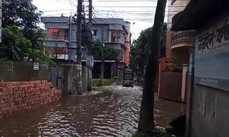 নড়াইল শহরে তিন ঘণ্টার বৃষ্টিতে বাসাবাড়িতে হাঁটু পানি