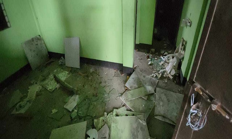 সিংগাইর ধল্লা পুলিশ ক্যাম্পে লুটপাট ও অগ্নিসংযোগ, ৪০০ জনের বিরুদ্ধে মামলা