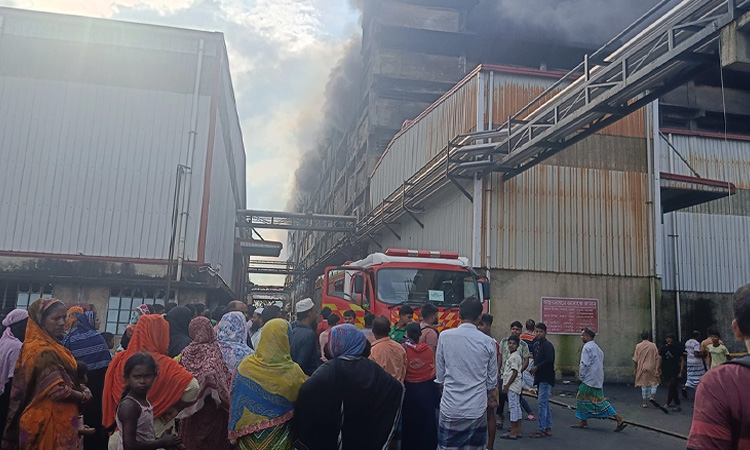 ২১ ঘণ্টা পর গাজী টায়ার কারখানার আগুন নিয়ন্ত্রণে