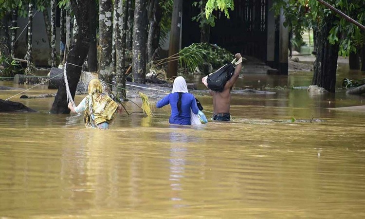 কোথাও উন্নতি কোথাও অবনতি, দুর্গম এলাকায় ত্রাণের জন্য হাহাকার