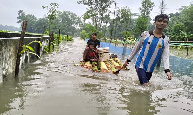 কুমিল্লায় তীব্র খাদ্য সংকটে আশ্রয়কেন্দ্র ও পানিবন্দি এলাকার শিশুরা