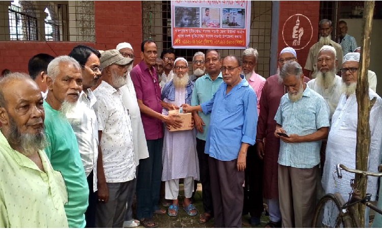 বন্যার্তদের সহায়তায় নওগাঁর মুক্তিযোদ্ধারা