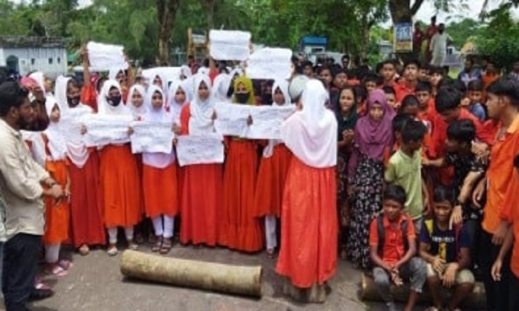 প্রধান শিক্ষকের অপসারণ দাবি, ২ বিদ্যালয়ে ক্লাস বর্জন ও সড়ক অব‌রোধ