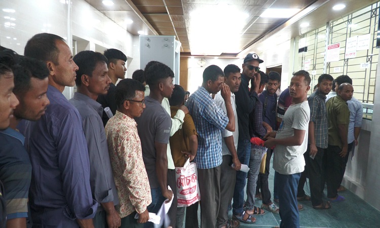 ঠাকুরগাঁওয়ে হঠাৎ পাসপোর্ট করার হিড়িক, চাপ সামলাতে হিমশিম কর্তৃপক্ষ