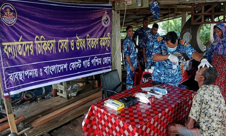 পাইকগাছায় বন্যার্তদের মাঝে কোস্ট গার্ড পশ্চিম জোনের চিকিৎসা সেবা ও ওষুধ বিতরণ