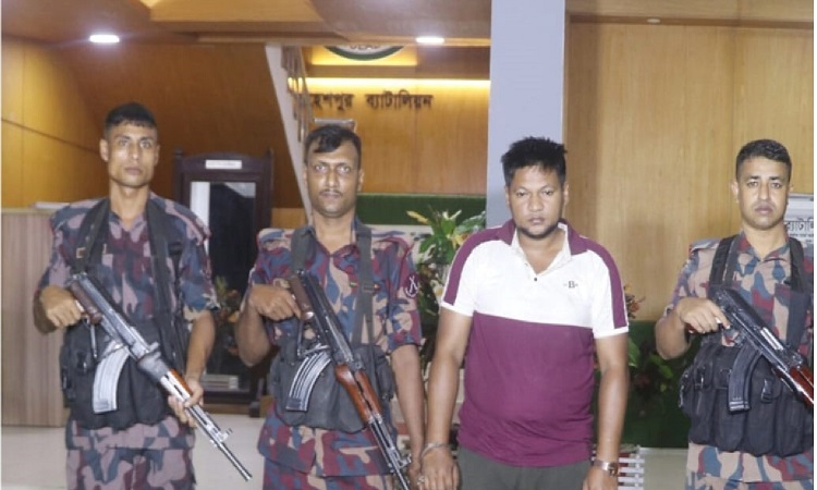 মহেশপুর সীমান্তে 'কিলার অনিক' গ্রেফতার