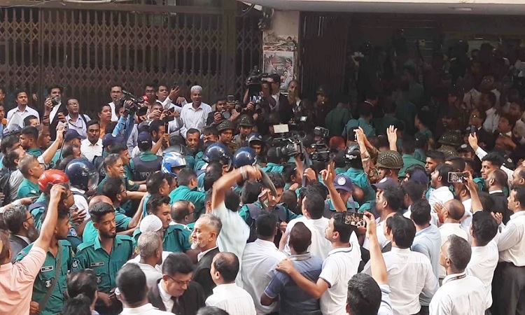আদালত প্রাঙ্গণে এবার ইনুকে জুতা-ডিম নিক্ষেপ