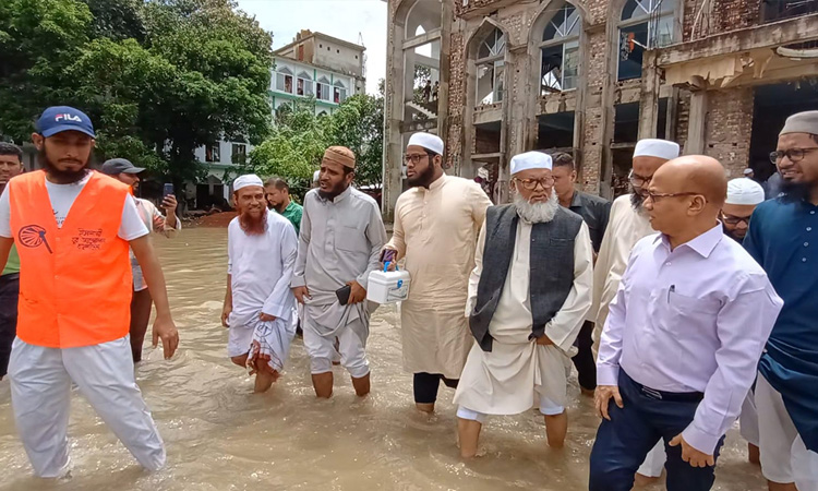 'ধর্ম-বর্ণের ভেদাভেদ ভুলে সবাই ক্ষতিগ্রস্ত মানুষের সাহায্যে এগিয়ে এসেছেন'