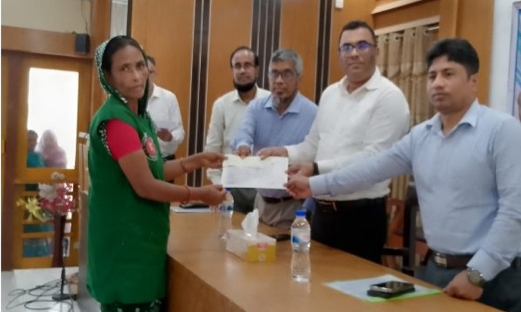 গোপালগঞ্জে এলজিইডির নারী কর্মীদের মাঝে সঞ্চয়ের চেক ও সনদ বিতরণ