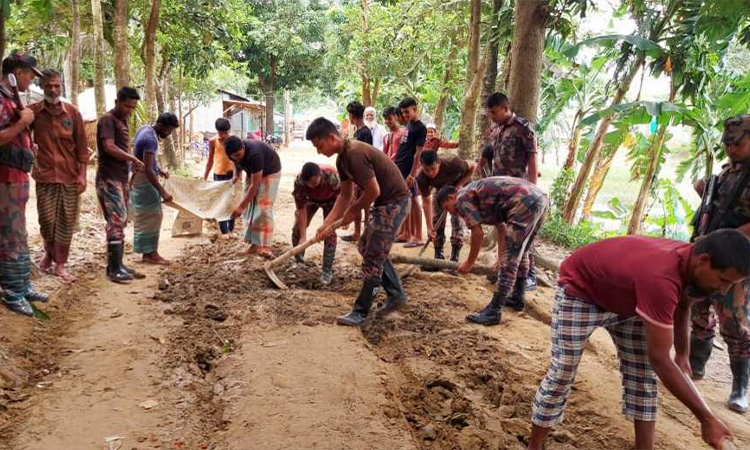 কলমাকান্দায়  বিজিবি ও ছাত্র সমাজের উদ্যোগে রাস্তা সংস্কার